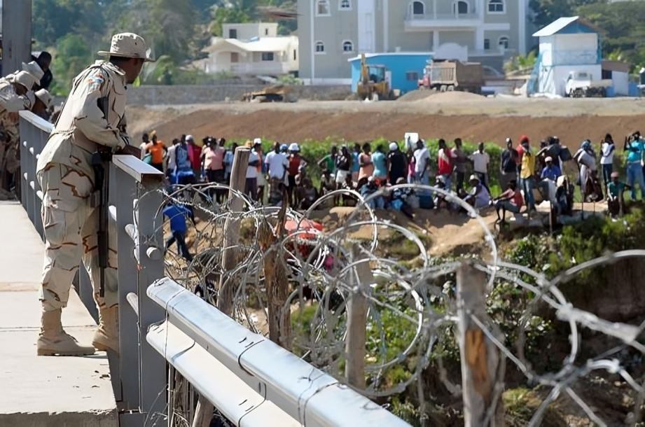 Puesto de vigilancia en la frontera entre República Dominicana y Haití, con militares dominicanos reforzando la seguridad ante el creciente flujo migratorio.